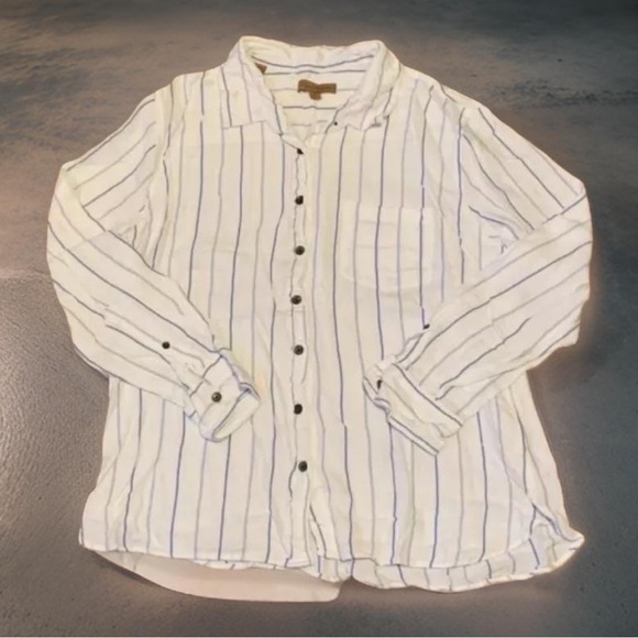 JACHS Girlfriend Tops - Women's White & Blue Striped Button Up Blouse By Jachs Girlfriend, Size Large